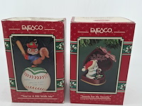 Ca. 27x kerst beeldje, enesco, o.a. paint your holidays bright - afbeelding 10 van  13