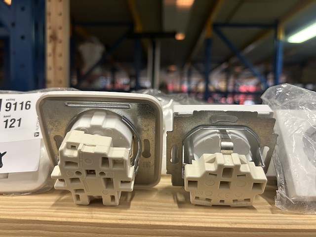 Ca. 27x schakelmateriaal, stopcontacten - afbeelding 3 van  6