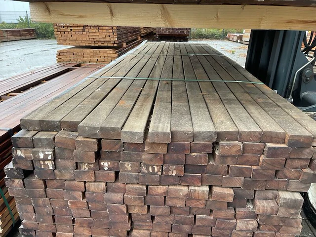 Ca. 280x hardhouten onderliggers geschaafd, 40x70mm, lengte 335cm - afbeelding 1 van  3