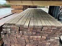 Ca. 280x hardhouten onderliggers geschaafd, 40x70mm, lengte 335cm