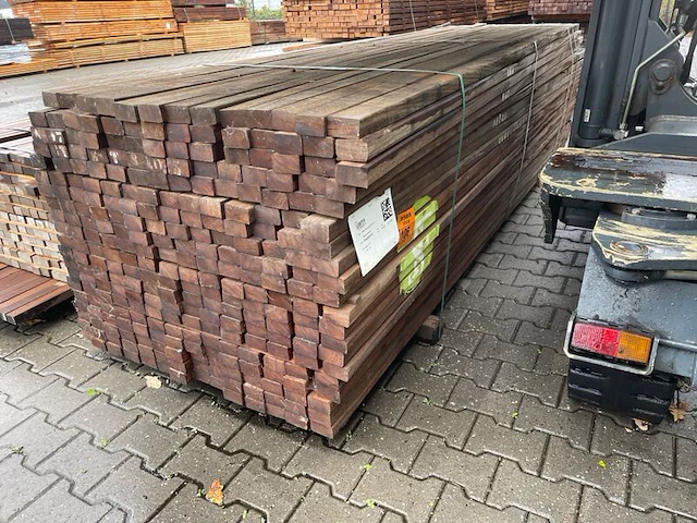 Ca. 280x hardhouten onderliggers geschaafd, 40x70mm, lengte 335cm - afbeelding 2 van  3