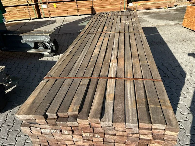 Ca. 280x hardhouten onderliggers geschaafd, 40x70mm, lengte 335cm - afbeelding 1 van  3