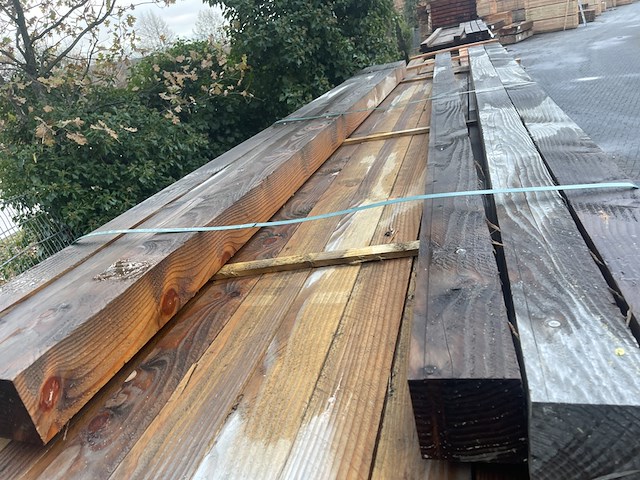 Ca. 28x douglas balken fijnbezaagd, 100x100mm, lengte 350cm - afbeelding 1 van  3