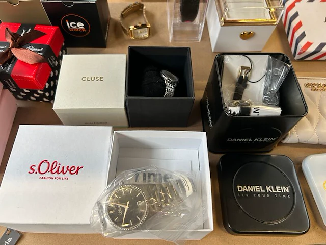 Ca. 28x horloges, sieraden en accessoires, w.o. vedder & vedder, cluse, guess, fossil - afbeelding 6 van  11