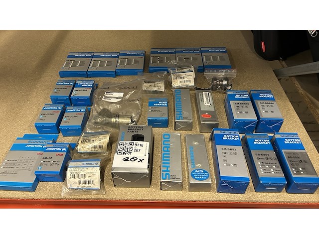Ca. 28x shimano fietsonderdelen w.o. bottom brackets - afbeelding 1 van  9
