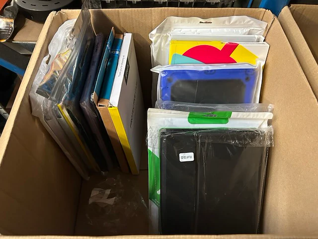 Ca. 28x tablet / ipad hoezen en accessoires, w.o. huawei, imoshion - afbeelding 10 van  13
