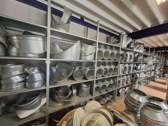 Ca. 29 meter metalen legbord stelling - afbeelding 2 van  5