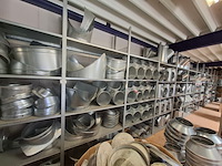 Ca. 29 meter metalen legbord stelling - afbeelding 2 van  5