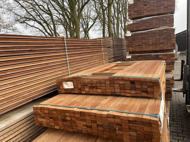 Ca. 293x angelim pedra latten geschaafd, 21x40mm, lengte 132/125cm, 161/155cm - afbeelding 1 van  3