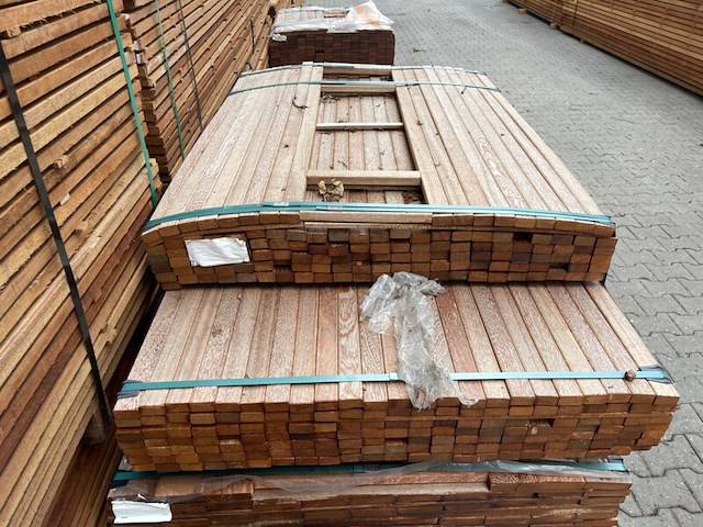 Ca. 293x angelim pedra latten geschaafd, 21x40mm, lengte 132/125cm, 161/155cm - afbeelding 1 van  3