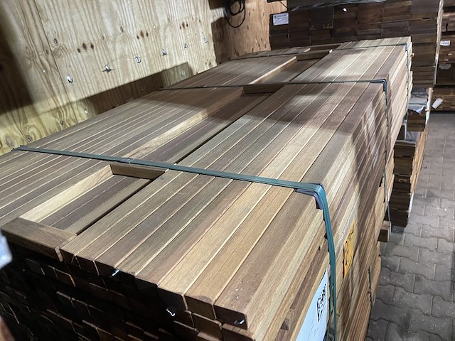 Ca. 295x guyana teak latten geschaafd, 27x40mm, lengte 185cm - afbeelding 1 van  3