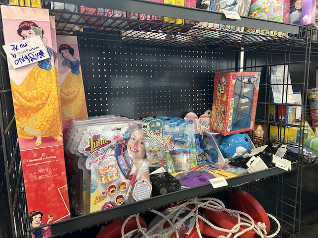 Ca. 29x divers kinderspeelgoed w.o. schilderpakket, knikkers, o.a. disney - afbeelding 1 van  9