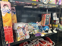 Ca. 29x divers kinderspeelgoed w.o. schilderpakket, knikkers, o.a. disney - afbeelding 1 van  9