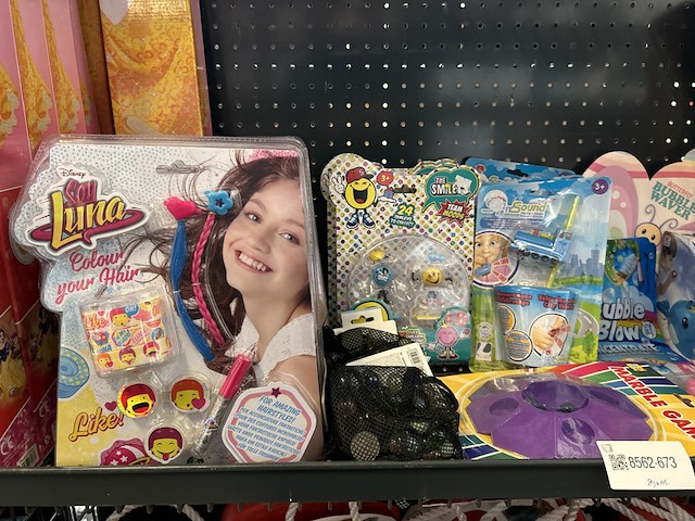 Ca. 29x divers kinderspeelgoed w.o. schilderpakket, knikkers, o.a. disney - afbeelding 2 van  9