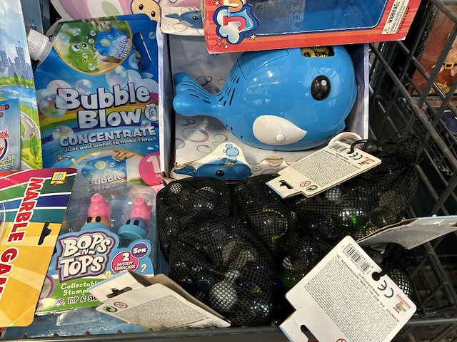 Ca. 29x divers kinderspeelgoed w.o. schilderpakket, knikkers, o.a. disney - afbeelding 3 van  9