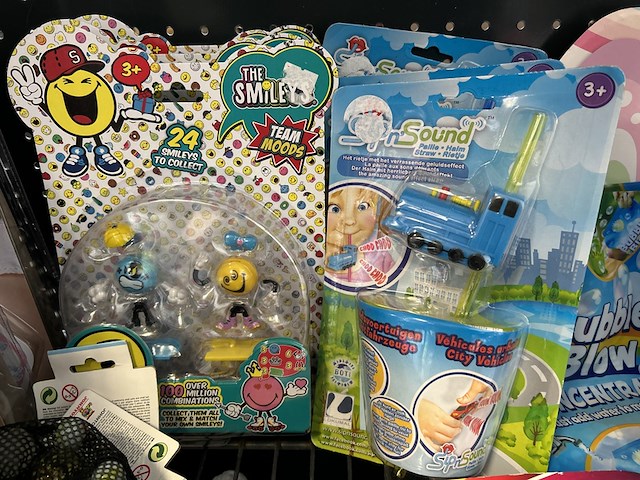 Ca. 29x divers kinderspeelgoed w.o. schilderpakket, knikkers, o.a. disney - afbeelding 5 van  9