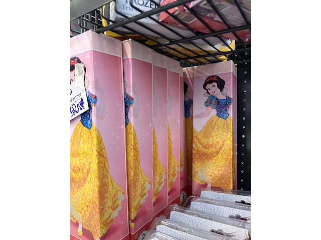 Ca. 29x divers kinderspeelgoed w.o. schilderpakket, knikkers, o.a. disney - afbeelding 7 van  9