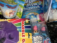 Ca. 29x divers kinderspeelgoed w.o. schilderpakket, knikkers, o.a. disney - afbeelding 9 van  9