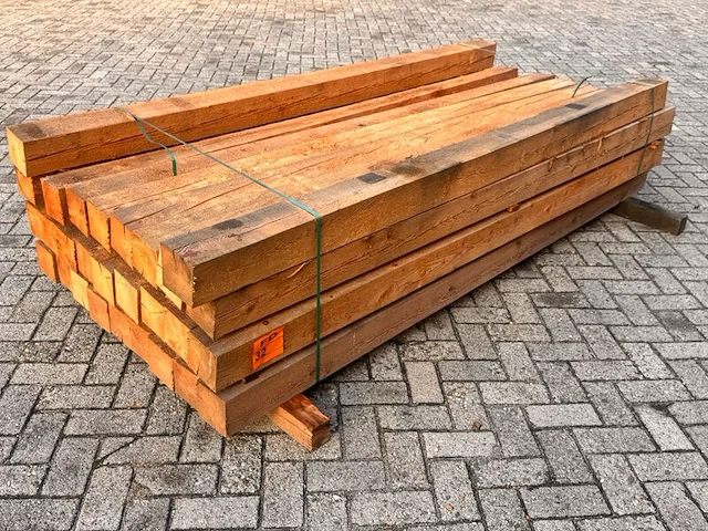 Ca. 29x lariks balken fijnbezaagd, 120x120mm, lengte 250cm - afbeelding 2 van  3