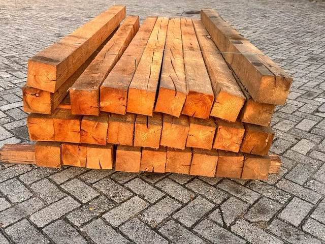 Ca. 29x lariks balken fijnbezaagd, 120x120mm, lengte 250cm - afbeelding 3 van  3