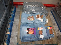 Ca. 30 spijkerbroeken in diverse maten op pallet. - afbeelding 1 van  3