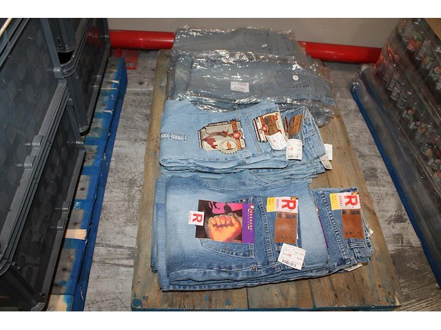 Ca. 30 spijkerbroeken in diverse maten op pallet. - afbeelding 2 van  3