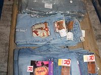 Ca. 30 spijkerbroeken in diverse maten op pallet. - afbeelding 3 van  3