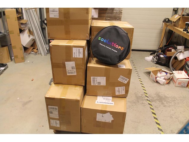 Ca. 300 draagtassen met reclameopdruk t.b.v. laadkabel op pallet. - afbeelding 1 van  4