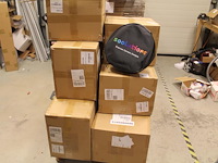 Ca. 300 draagtassen met reclameopdruk t.b.v. laadkabel op pallet. - afbeelding 1 van  4