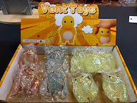Ca. 3000x kinderspeelgoed in toonbank showdoos, vent toys - afbeelding 1 van  3