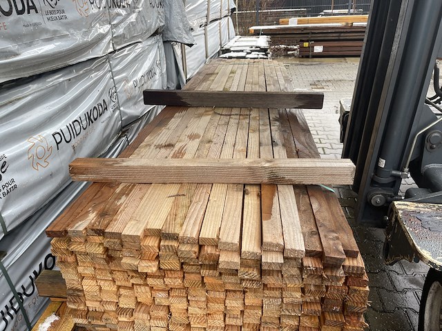 Ca. 300x douglas latten fijnbezaagd, 20x45mm, lengte 300cm - afbeelding 1 van  3