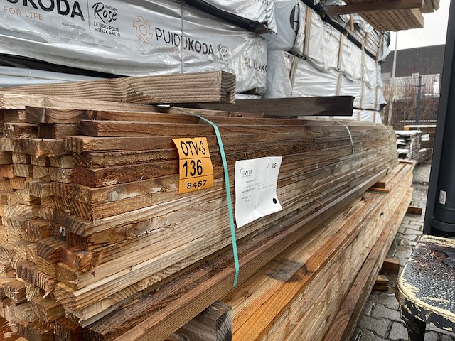 Ca. 300x douglas latten fijnbezaagd, 20x45mm, lengte 300cm - afbeelding 2 van  3