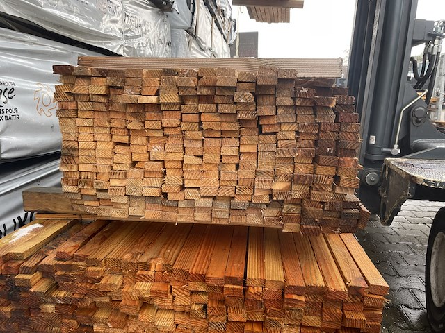 Ca. 300x douglas latten fijnbezaagd, 20x45mm, lengte 300cm - afbeelding 3 van  3