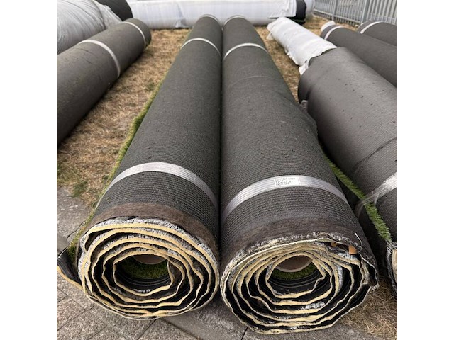 Ca. 30,2m2 kunstgras, 25 mm hoog, groen, wit - afbeelding 1 van  2