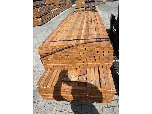 Ca. 306x guyana teak planken fijnbezaagd, 31x50mm, lengte 168/245cm, 138/275cm - afbeelding 3 van  4