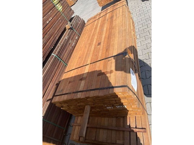 Ca. 306x guyana teak planken fijnbezaagd, 31x50mm, lengte 225/215cm, 81/245cm - afbeelding 1 van  3