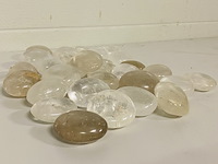 Ca. 30x bergkristal handsteen - afbeelding 1 van  3