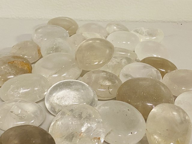 Ca. 30x bergkristal handsteen - afbeelding 3 van  3