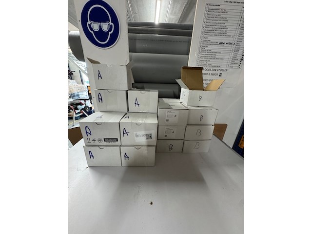 Ca. 30x doos bevestigingssets - afbeelding 1 van  3