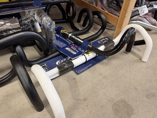 Ca. 30x fietsonderdelen w.o. stuurbochten, w.o. pinarello, bbb - afbeelding 2 van  12