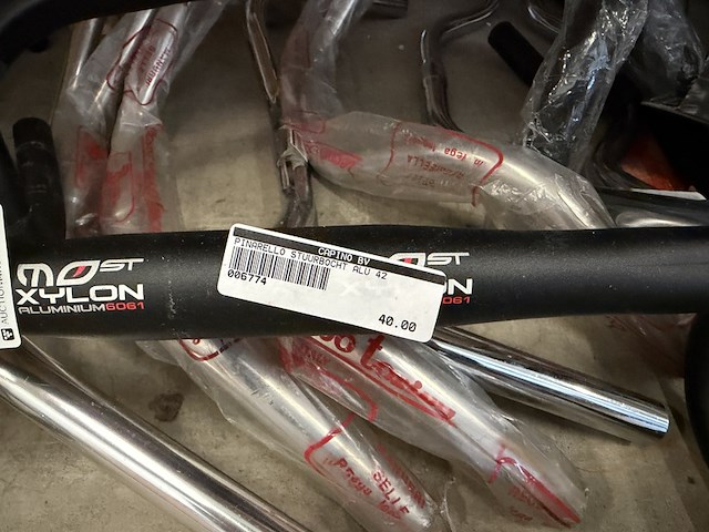 Ca. 30x fietsonderdelen w.o. stuurbochten, w.o. pinarello, bbb - afbeelding 7 van  12