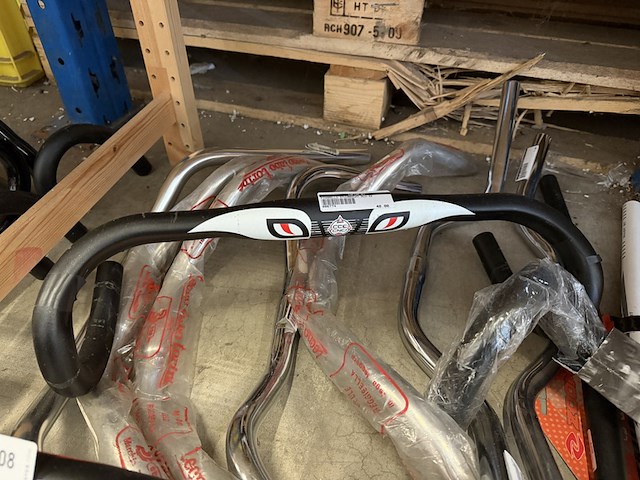 Ca. 30x fietsonderdelen w.o. stuurbochten, w.o. pinarello, bbb - afbeelding 8 van  12