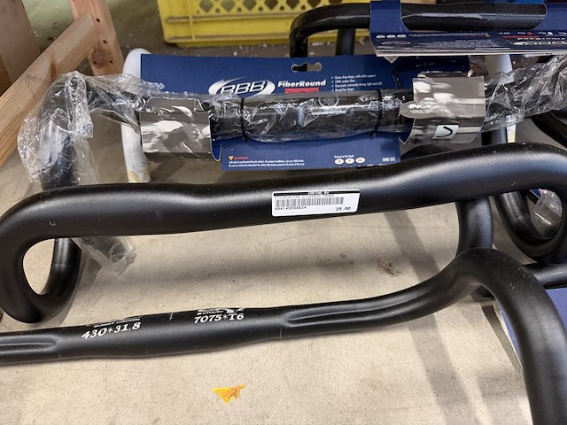 Ca. 30x fietsonderdelen w.o. stuurbochten, w.o. pinarello, bbb - afbeelding 11 van  12
