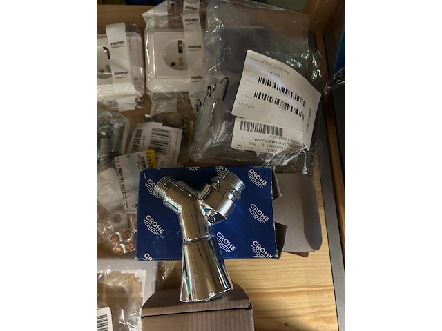 Ca. 30x installatiemateriaal w.o. stopcontacten, stopkraan, w.o. grohe, merten - afbeelding 6 van  8