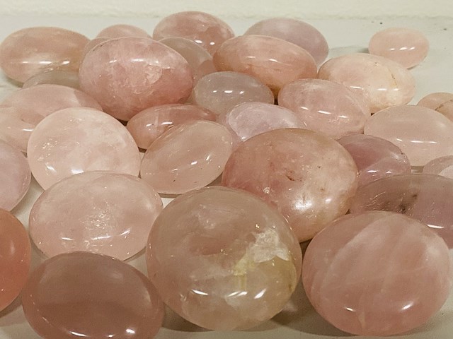 Ca. 30x rozenkwarts handsteen, roze - afbeelding 3 van  3