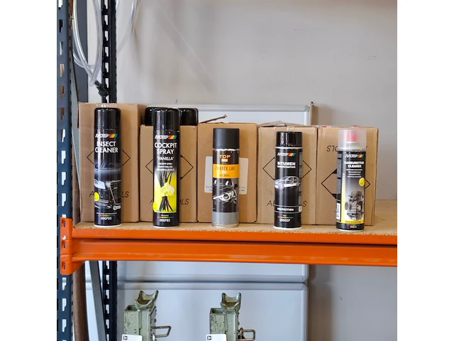 Ca. 30x spuitbus, motip, o.a. zwarte lak, bitumen en carburateur cleaner - afbeelding 1 van  7