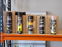 Ca. 30x spuitbus, motip, o.a. zwarte lak, bitumen en carburateur cleaner