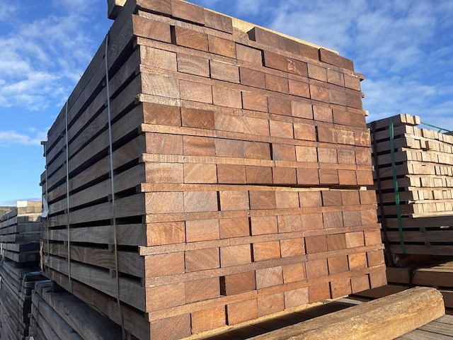 Ca. 31x angelim pedra balken fijnbezaagd, 55x105mm, lengte 160cm - afbeelding 3 van  3