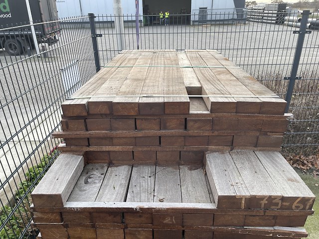 Ca. 31x angelim pedra balken fijnbezaagd, 55x105mm, lengte 160cm - afbeelding 1 van  4