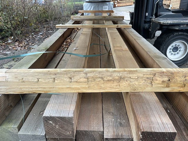 Ca. 31x douglas balken fijnbezaagd, 120x120mm, lengte 500cm - afbeelding 1 van  3